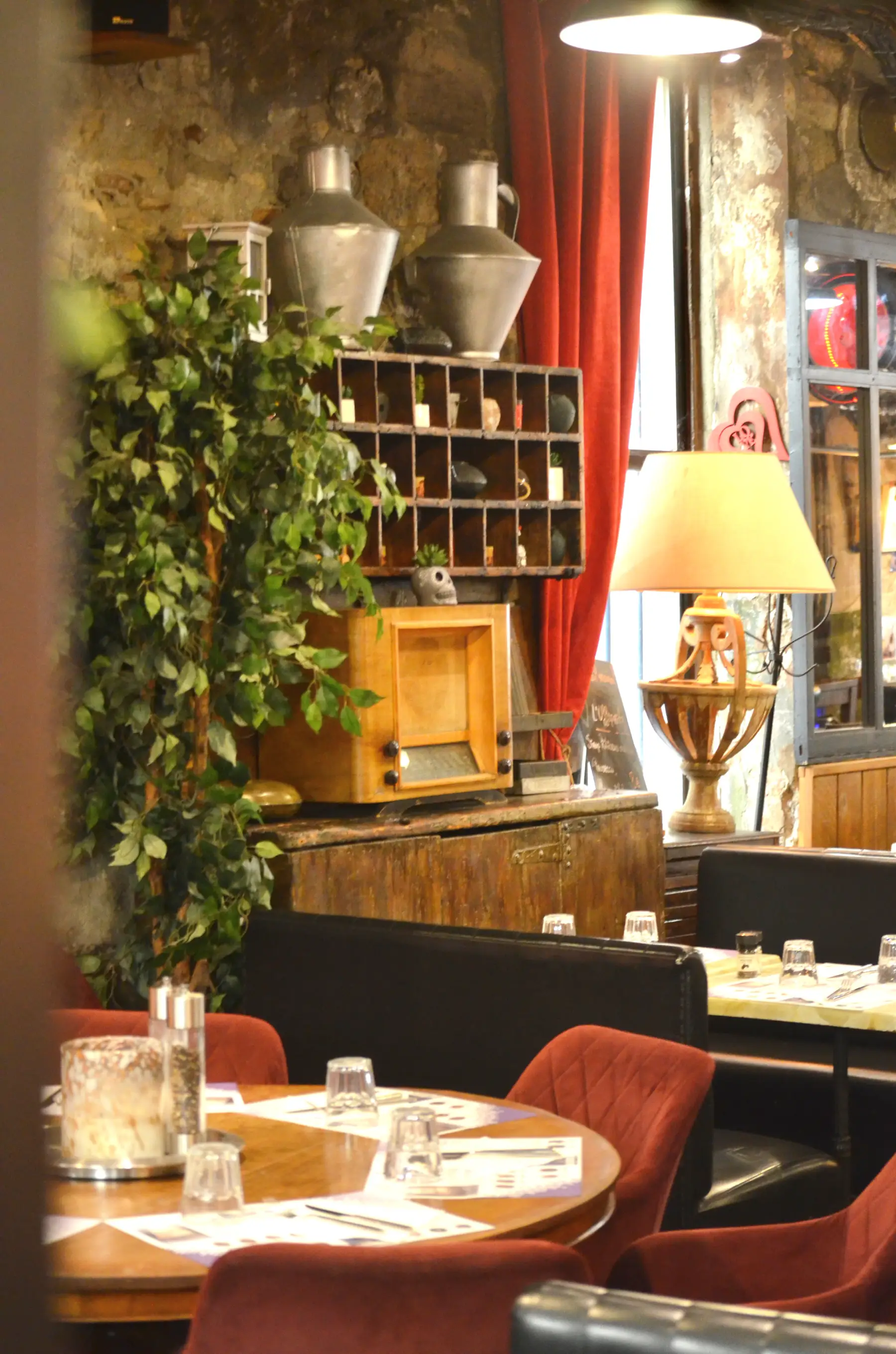 Salle intérieure de L'Offset, velours bordeaux et objets chinés