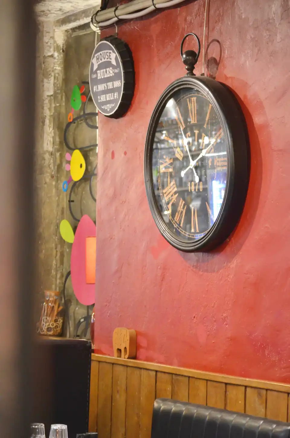 Détail du mur rouge et de l'horloge vintage