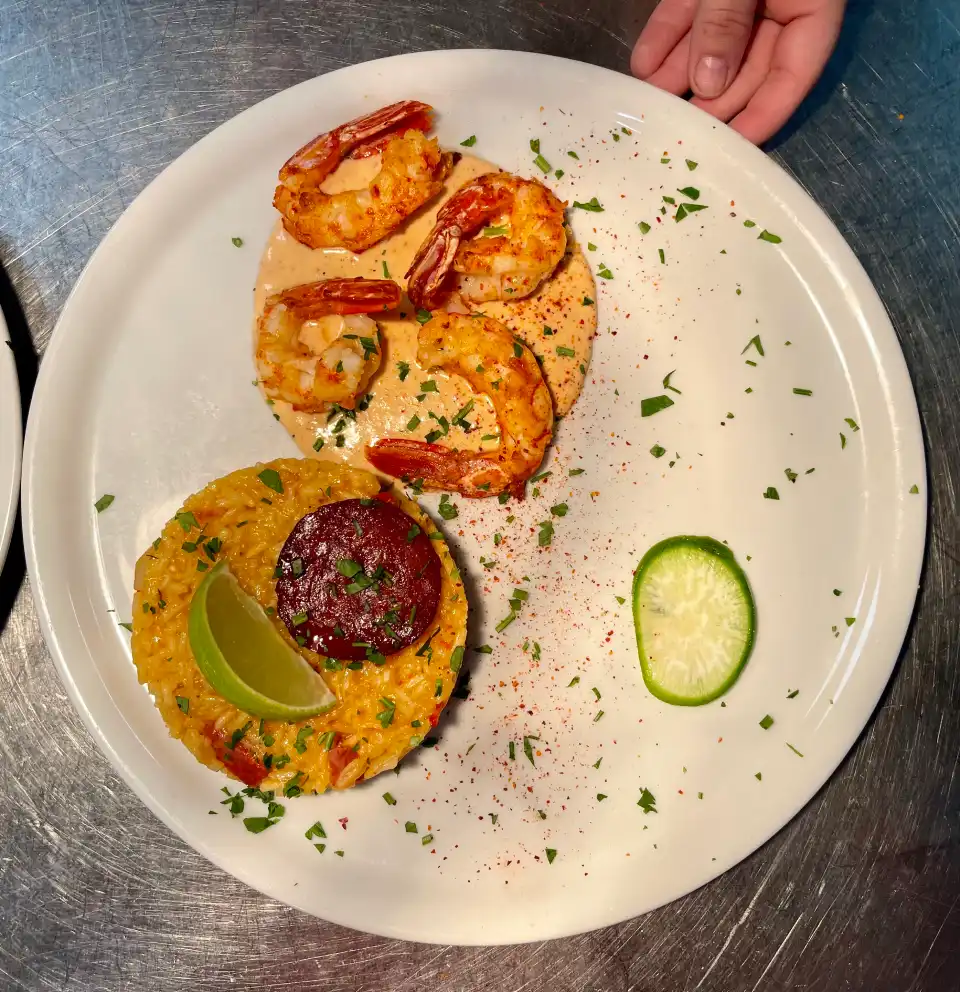 Gambas snackées, riz et chorizo, citron vert